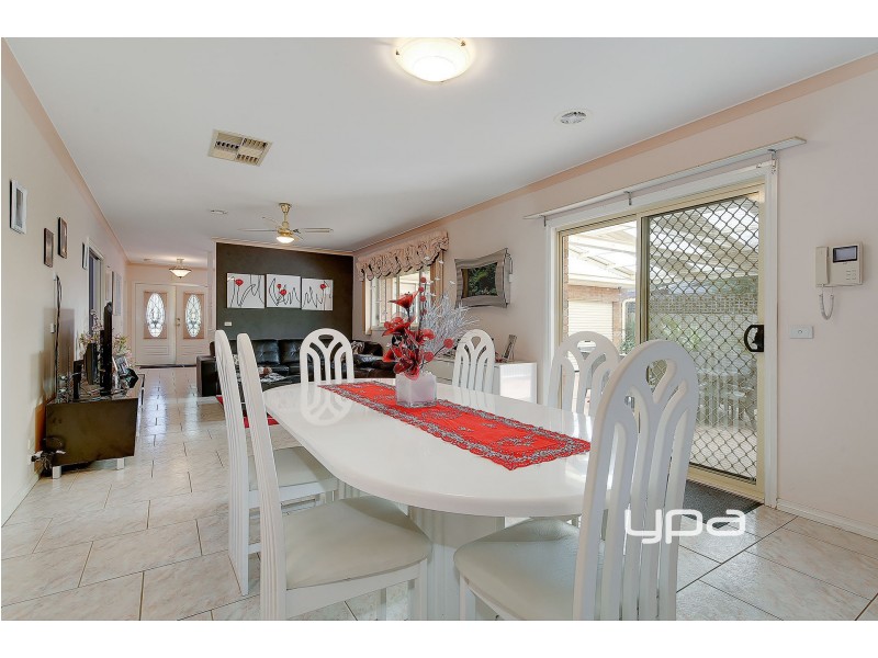 2 Lyell Place, Taylors Lakes VIC 3038