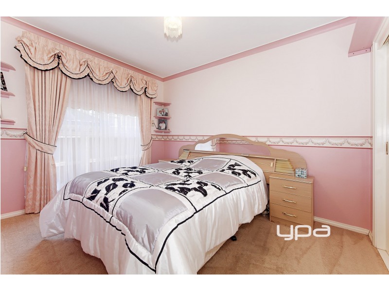 2 Lyell Place, Taylors Lakes VIC 3038