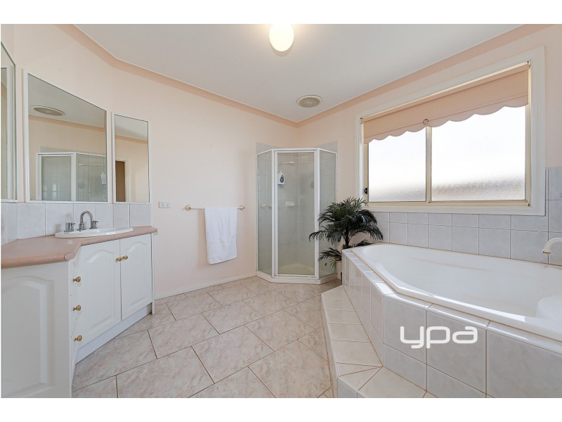 2 Lyell Place, Taylors Lakes VIC 3038