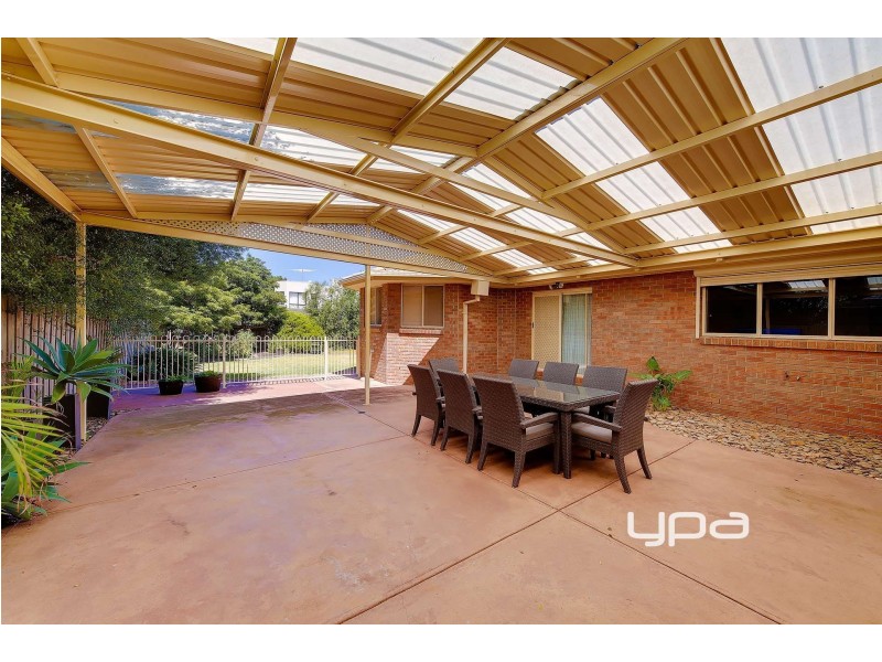 2 Lyell Place, Taylors Lakes VIC 3038