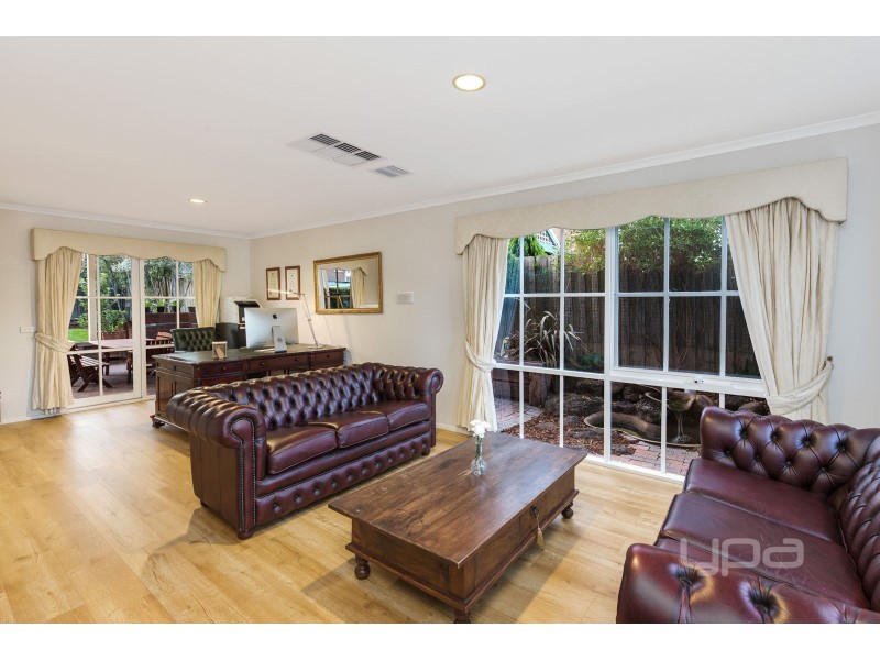 10 Hawkesbury Avenue, Hillside VIC 3037