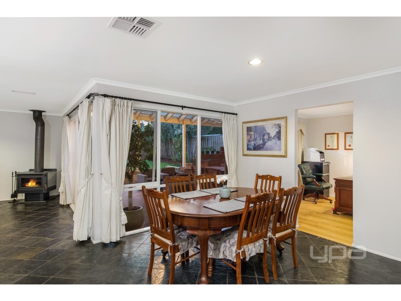 10 Hawkesbury Avenue, Hillside VIC 3037