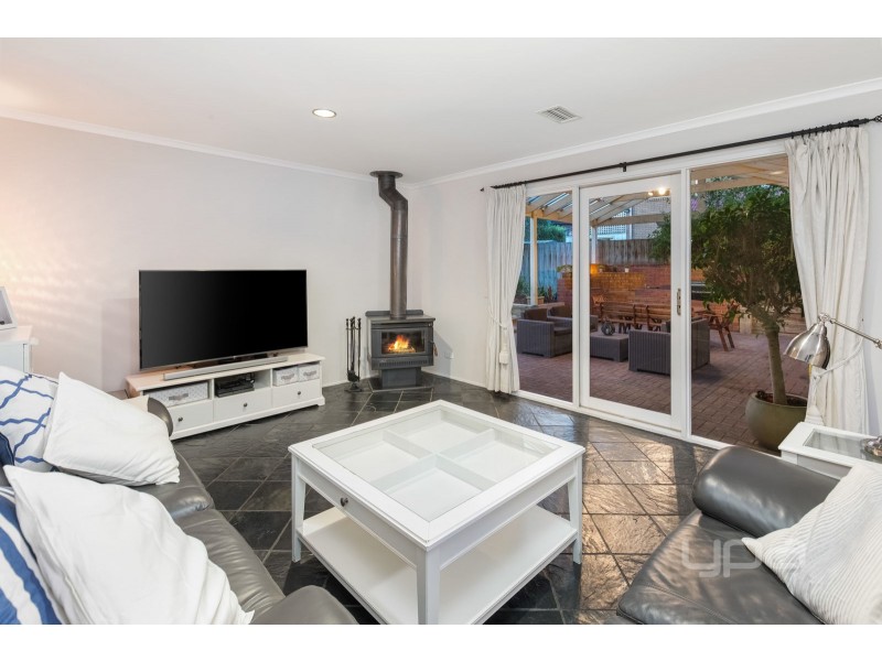 10 Hawkesbury Avenue, Hillside VIC 3037