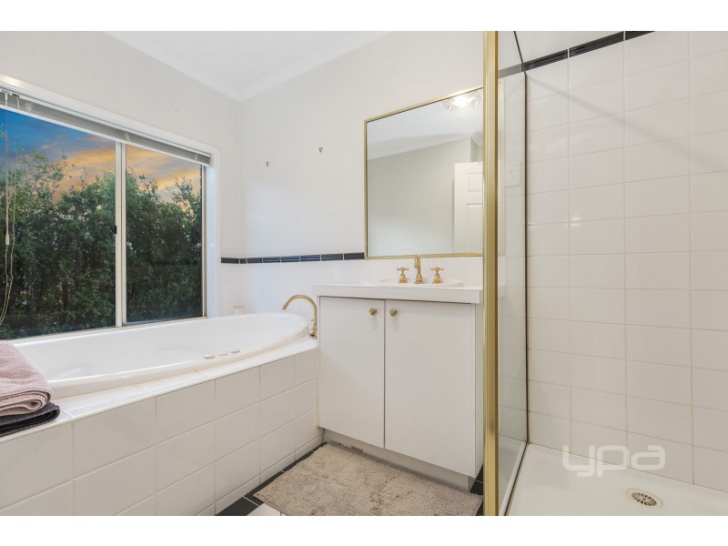 10 Hawkesbury Avenue, Hillside VIC 3037