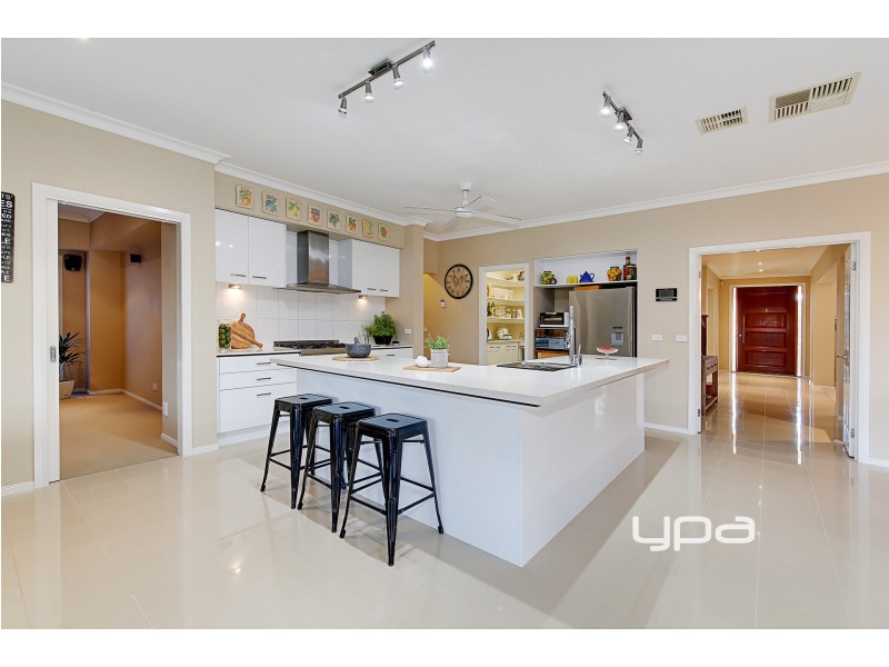 33 Litchfield Way, Taylors Hill VIC 3037