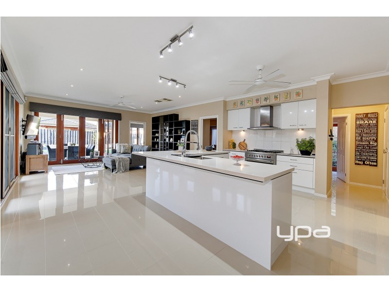 33 Litchfield Way, Taylors Hill VIC 3037