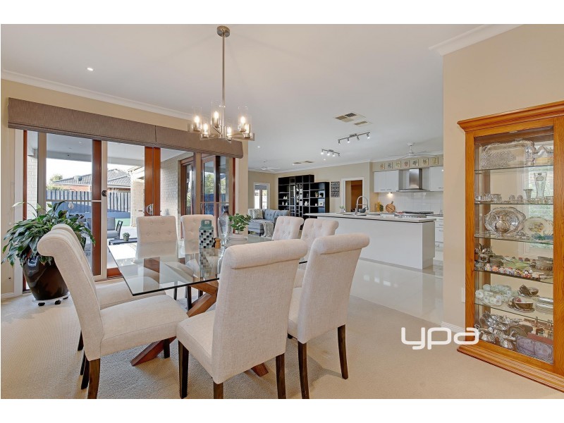 33 Litchfield Way, Taylors Hill VIC 3037