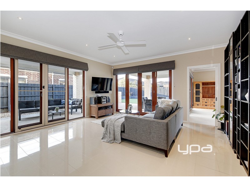 33 Litchfield Way, Taylors Hill VIC 3037