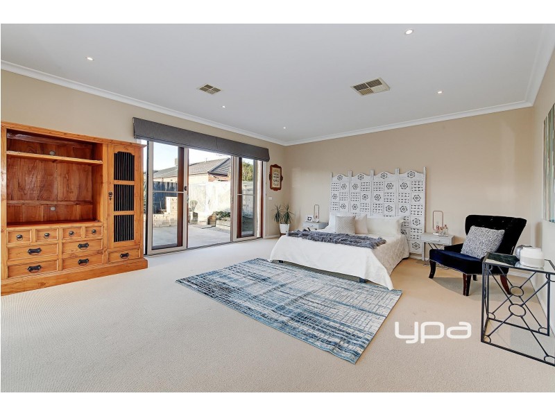 33 Litchfield Way, Taylors Hill VIC 3037