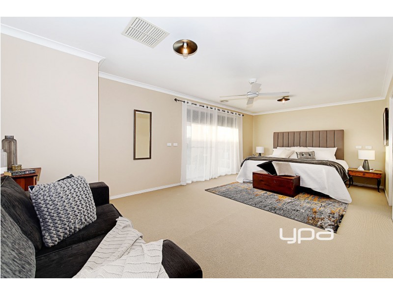 33 Litchfield Way, Taylors Hill VIC 3037