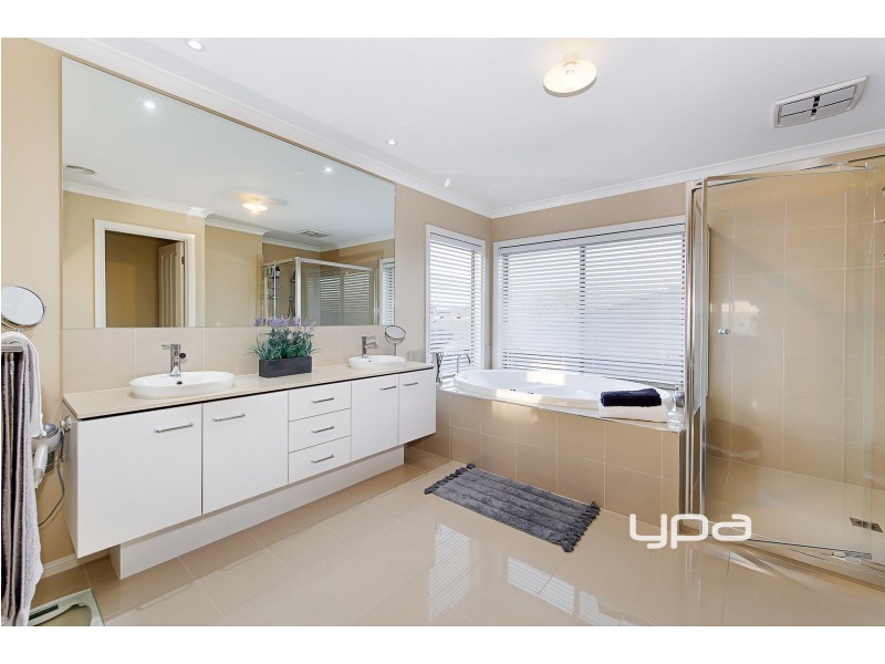 33 Litchfield Way, Taylors Hill VIC 3037