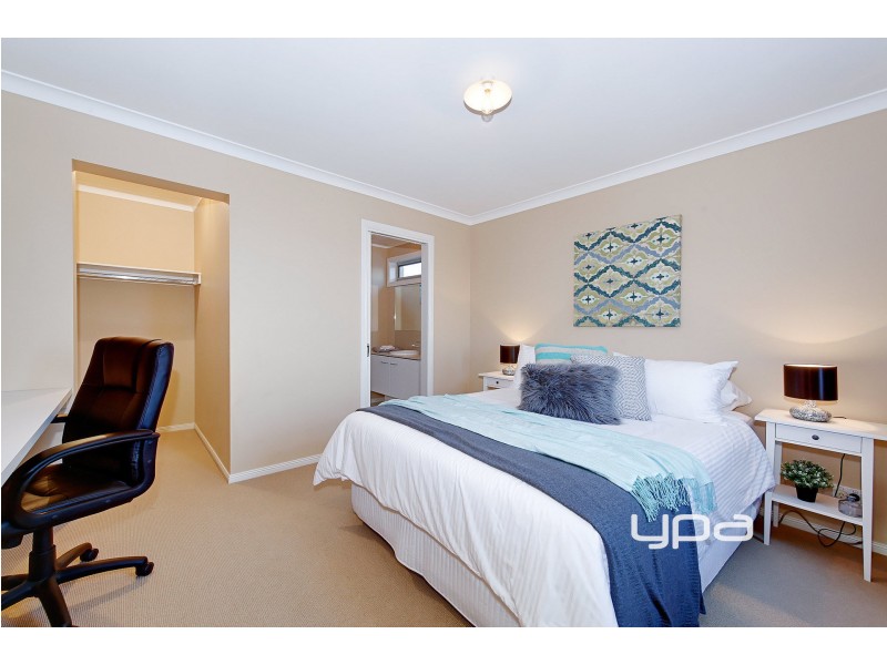 33 Litchfield Way, Taylors Hill VIC 3037