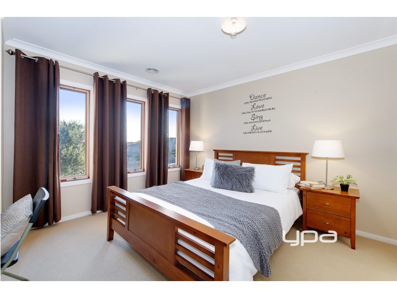 33 Litchfield Way, Taylors Hill VIC 3037