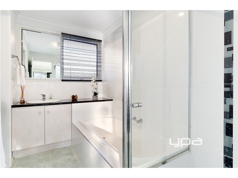 24 Akma Court, Taylors Lakes VIC 3038