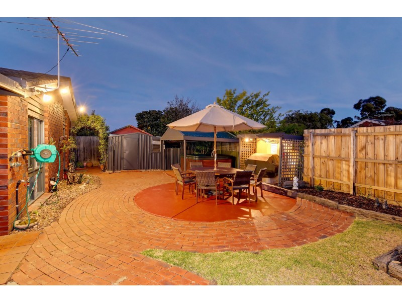 24 Akma Court, Taylors Lakes VIC 3038