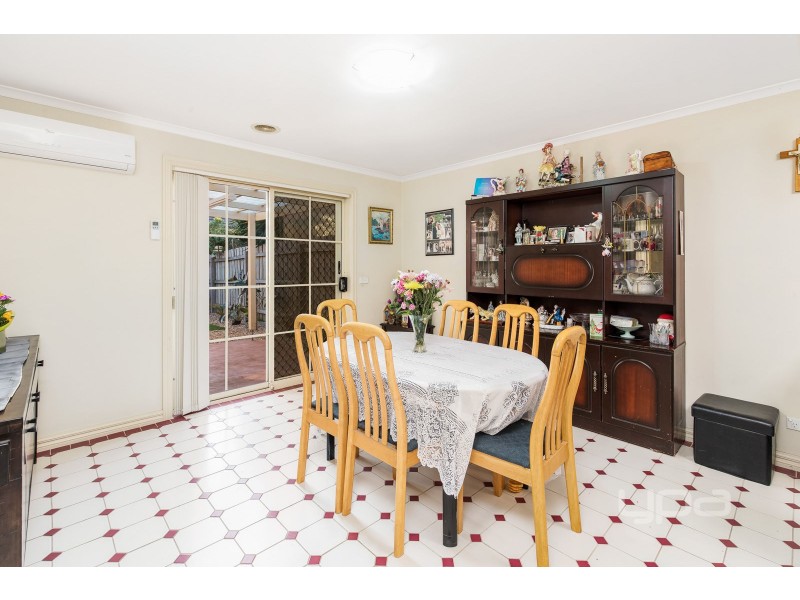 2/8 Westminster Avenue, Hillside VIC 3037