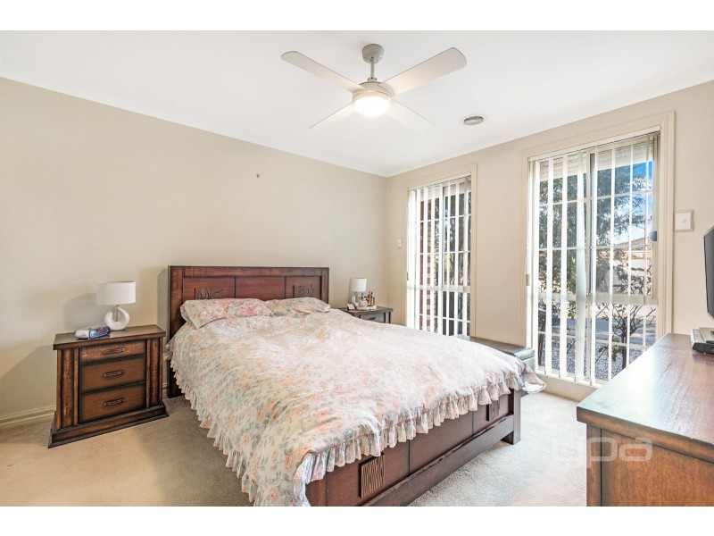 2/8 Westminster Avenue, Hillside VIC 3037