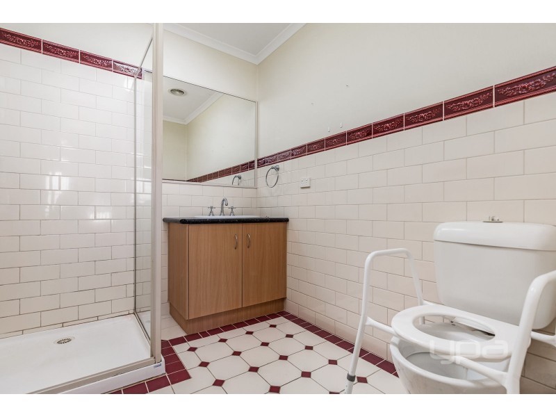 2/8 Westminster Avenue, Hillside VIC 3037