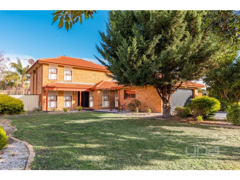 111 Chichester Drive, Taylors Lakes VIC 3038
