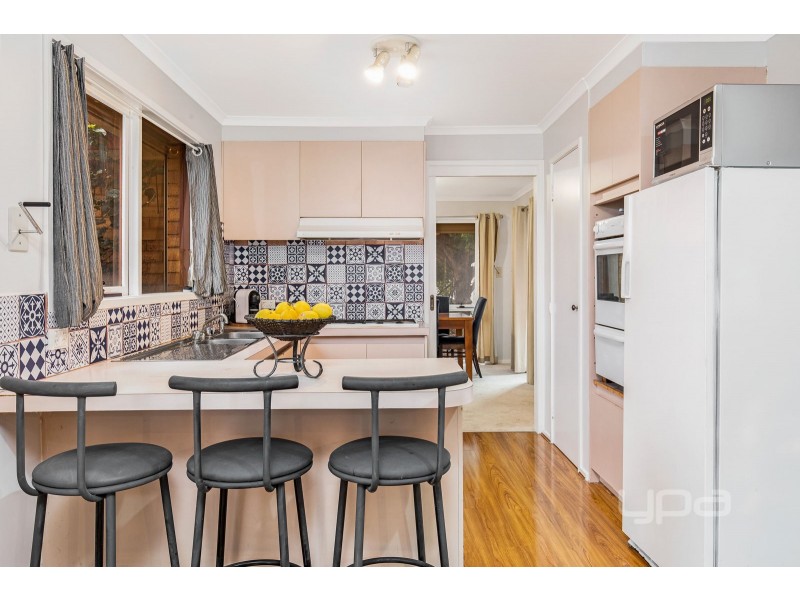 111 Chichester Drive, Taylors Lakes VIC 3038