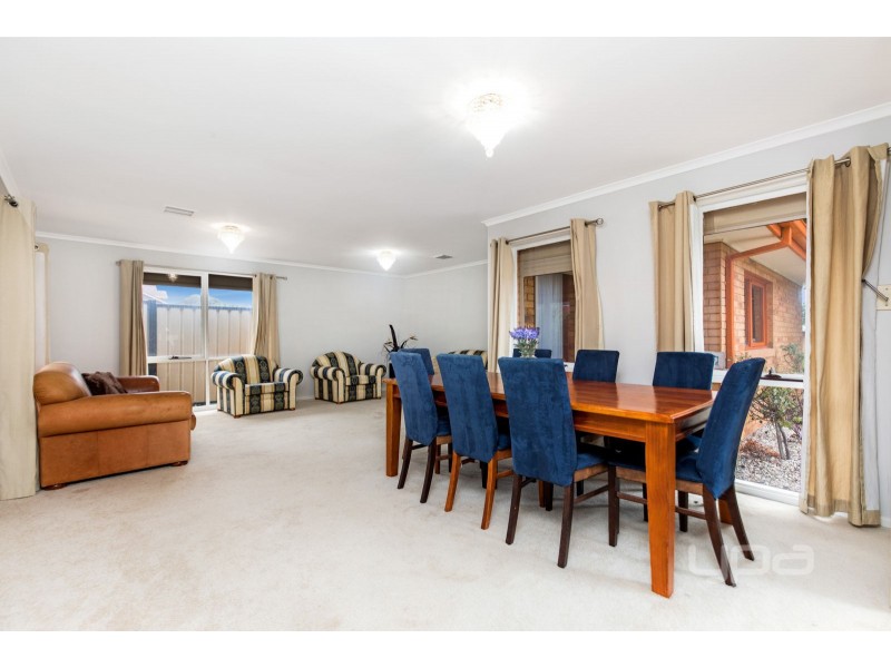 111 Chichester Drive, Taylors Lakes VIC 3038