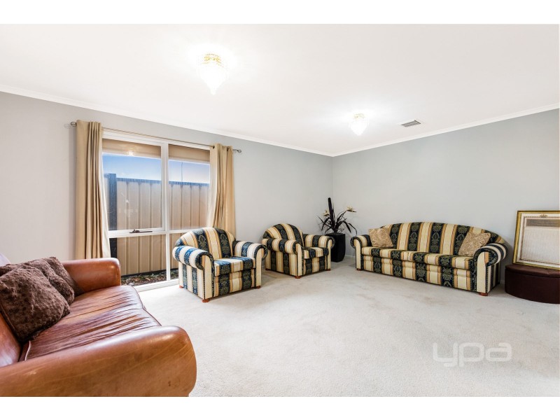 111 Chichester Drive, Taylors Lakes VIC 3038