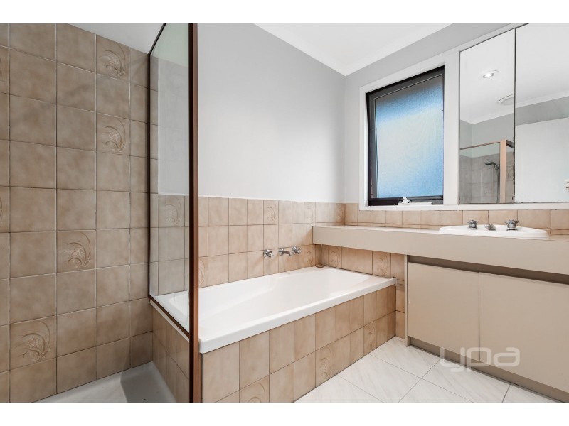 111 Chichester Drive, Taylors Lakes VIC 3038