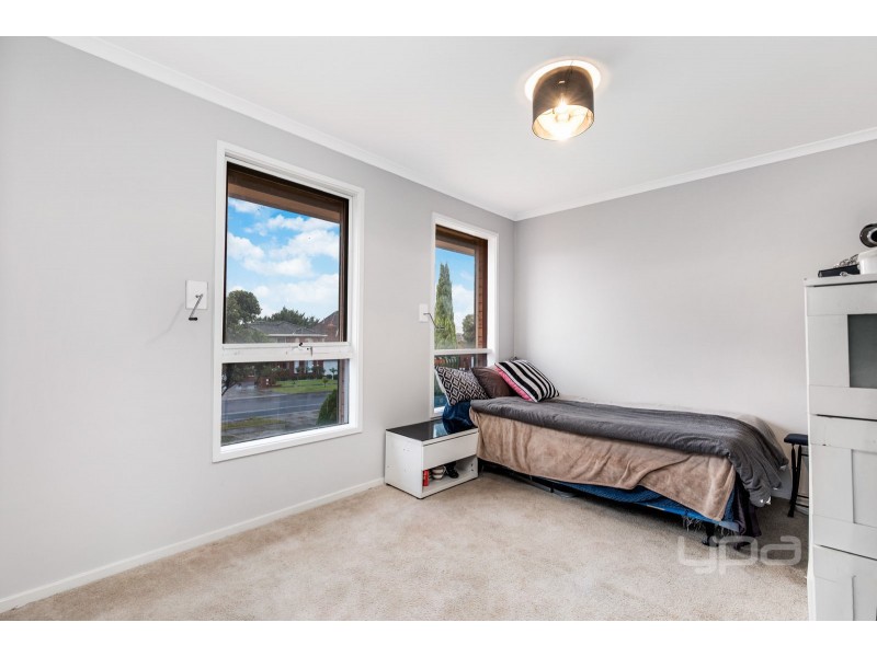 111 Chichester Drive, Taylors Lakes VIC 3038