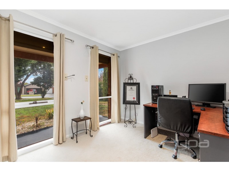 111 Chichester Drive, Taylors Lakes VIC 3038