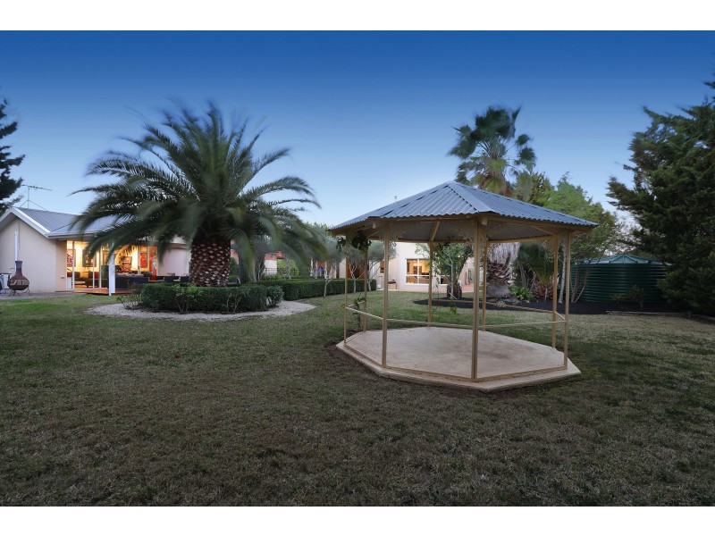9 Elegan Court, Hillside VIC 3037