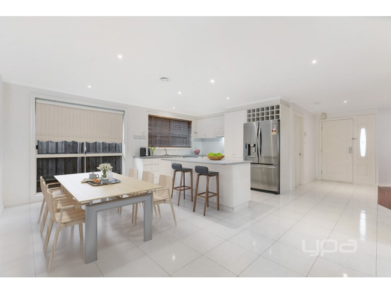 8 Preston Place, Taylors Lakes VIC 3038