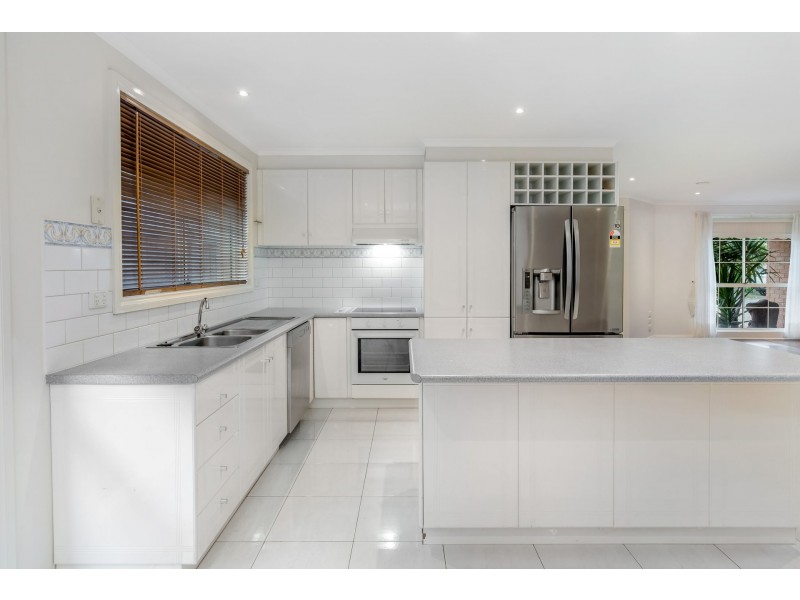 8 Preston Place, Taylors Lakes VIC 3038