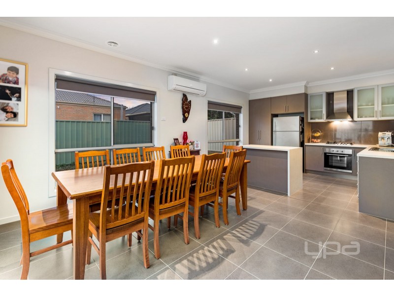 16 Barrington Circuit, Caroline Springs VIC 3023