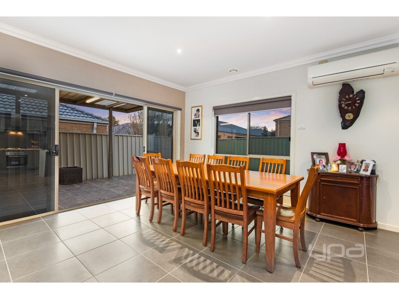 16 Barrington Circuit, Caroline Springs VIC 3023