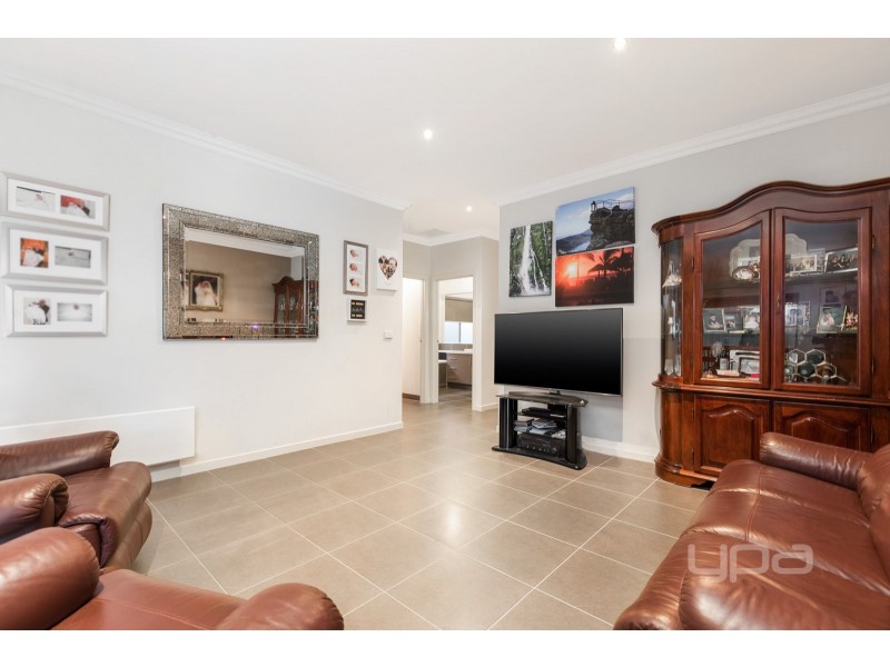 16 Barrington Circuit, Caroline Springs VIC 3023