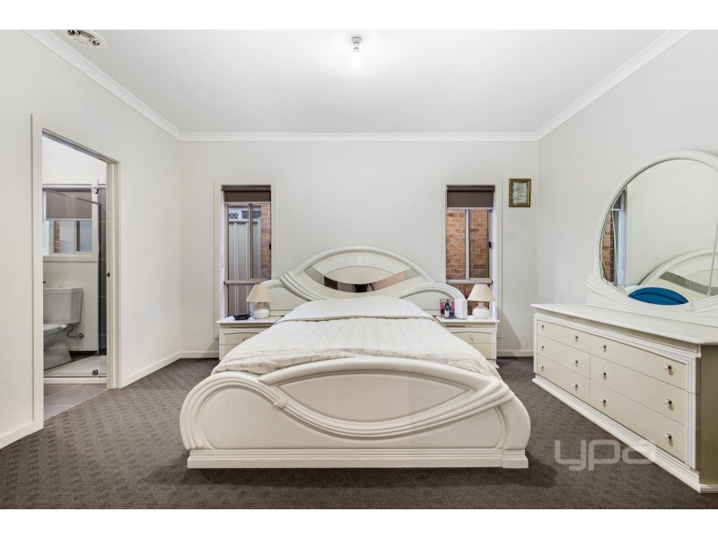 16 Barrington Circuit, Caroline Springs VIC 3023