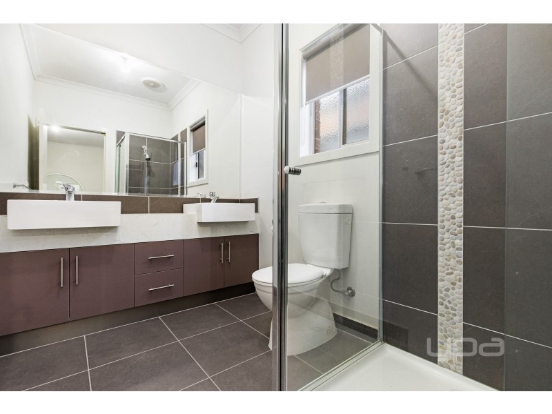 16 Barrington Circuit, Caroline Springs VIC 3023