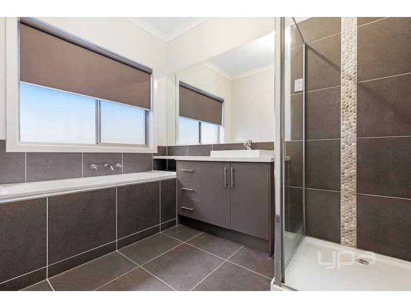 16 Barrington Circuit, Caroline Springs VIC 3023