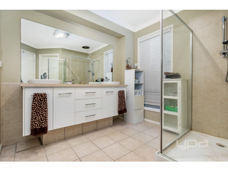 21 Montpellier Drive, Hillside VIC 3037