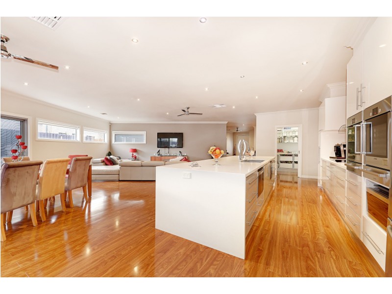 14 Joyce Grove, Taylors Hill VIC 3037