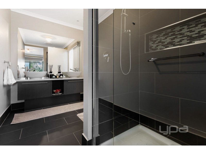 63 Riviera Drive, Hillside VIC 3037