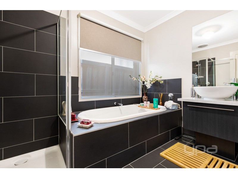 63 Riviera Drive, Hillside VIC 3037