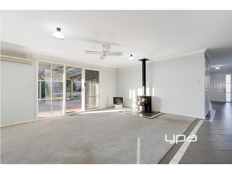 19 Robb Drive, Romsey VIC 3434