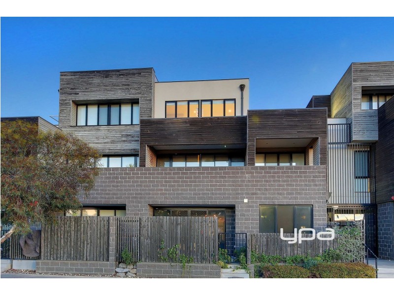 18/11 Monckton Place, Caroline Springs VIC 3023