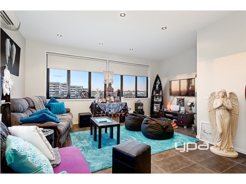 18/11 Monckton Place, Caroline Springs VIC 3023