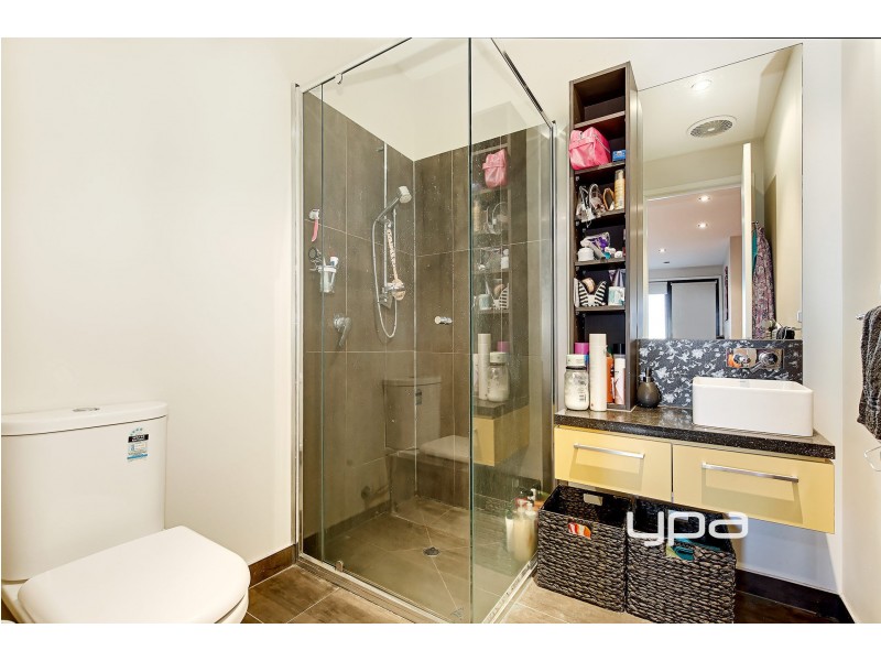 18/11 Monckton Place, Caroline Springs VIC 3023