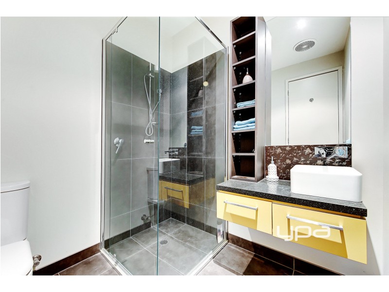 18/11 Monckton Place, Caroline Springs VIC 3023