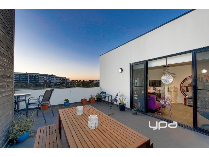 18/11 Monckton Place, Caroline Springs VIC 3023