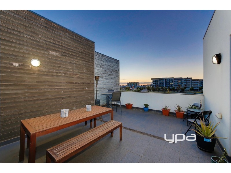 18/11 Monckton Place, Caroline Springs VIC 3023