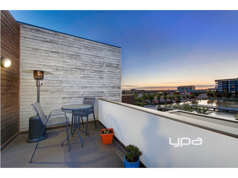 18/11 Monckton Place, Caroline Springs VIC 3023